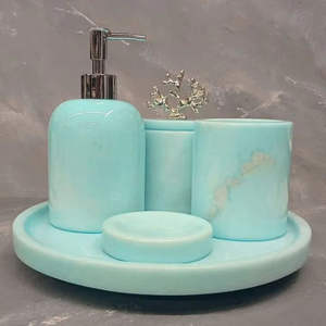 Ensemble de salle de bain trois pièces en résine classique Organisateur de vanité fait à la main Porte-savon Porte-brosse à dents Plateau de gobelet Essentiels élégants - Product Image 6