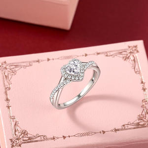 Anillo de Compromiso Jeulia Personalizado con Diseño de Halo en Forma de Corazón y Detalle Trenzado - Product Image 6
