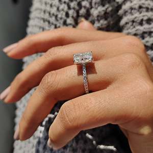 Anillo de Diamantes con Corte Radiante en Engaste Pavé - Product Image 3
