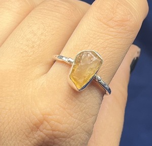 แหวนเงินดิบสีเหลืองมะนาวธรรมชาติแหวนเงินแบบหยาบไม่ตัดทำด้วยมือโบฮีเมียนสำหรับเธอ - Product Image 1