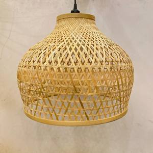 Abat-jour suspendu rond en rotin naturel tressé, design vintage, nouveau modèle moderne en bambou, cadre de protection pour lampe suspendue. - Product Image 1