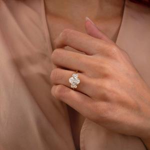 Anillo de diamantes cultivados en laboratorio con corte ovalado y tres piedras, diseñado con un estilo trilogía atemporal de 3.0 CTW. Este elegante anillo de compromiso presenta... - Product Image 2