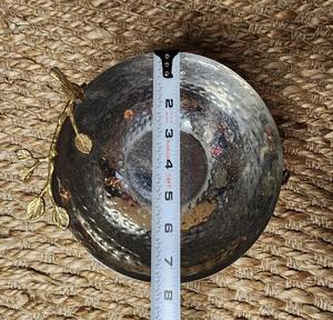 Bol de service en métal argenté au design martelé, accent oiseau doré, idéal pour les fêtes, l'accueil des invités et la décoration de table, en provenance d'Inde - Product Image 3