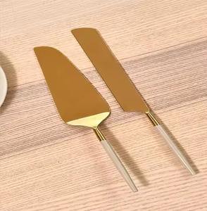 Gold Minimal Set of Two Cake Server Set Wedding Cake Grabado Set para fiestas de cumpleaños y eventos - Product Image 1