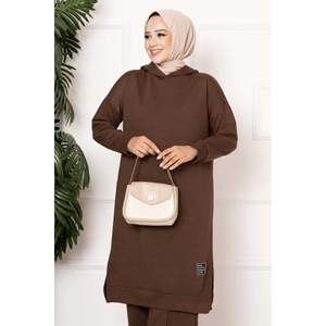 Chándal con capucha marrón con detalle de emblema y estilo icónico de hilo doble para comodidad y estilo - Product Image 3