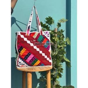 Sac fourre-tout matelassé en coton fait à la main pour femmes Patchwork imprimé pour un usage quotidien pour l'épicerie et la plage Prix de gros Lot - Product Image 3