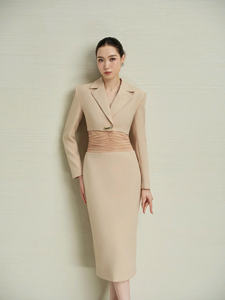 Robe midi sur mesure de luxe pour femmes, mélange de laine et de soie avec fermoir doré, silhouette élégante structurée, OEM ODM Vietnam - Product Image 5