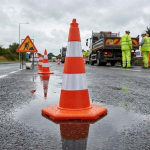 Cône de signalisation en PVC de 52 cm avec bande réfléchissante, barrière de sécurité routière légère pour l'entretien des routes - Product Image 2