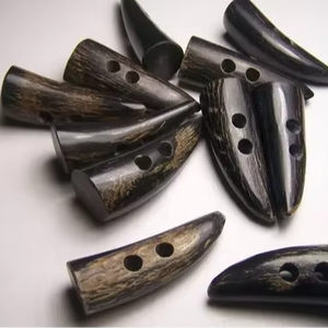 Bascule en corne de boeuf de buffle fabriquée à la main avec un bouton à bascule poli à 2 trous - Product Image 1