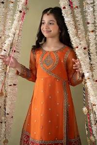 Lehenga Choli para niños elegante con encogimiento de hombros de red y vestido adornado para fiesta de cumpleaños Eid - Product Image 4