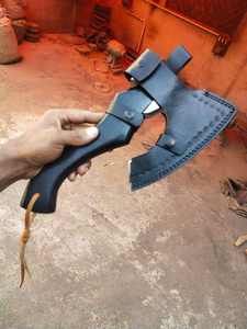 Hacha Tomahawk Artesanal de Acero con Alto Contenido de Carbono, Mango de Madera de Palisandro, Funda de Cuero, Personalizable, 1.5 kg, Multiusos para Camping - Product Image 3