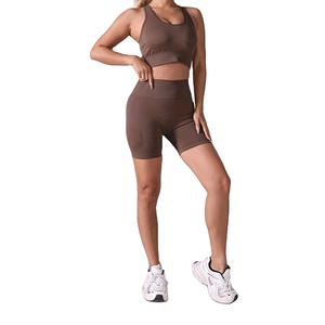 Ensemble de fitness moderne pour femmes, haut court et short, vêtements de sport respirants pour le yoga, la gym, l'exercice et les tenues décontractées quotidiennes - Product Image 1