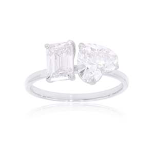 Anillo de Boda de Dos Piedras con Esmeralda y Diamante en Forma de Corazón para Ella - Product Image 3