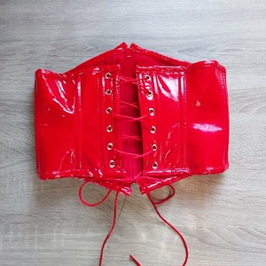 เสื้อรัดเอวทรงคอร์เซ็ทหนัง PU สีแดง ระบายอากาศได้ดี กระชับหน้าท้อง ดีไซน์ผูกเชือก สไตล์โกธิค สำหรับผู้หญิง - Product Image 5