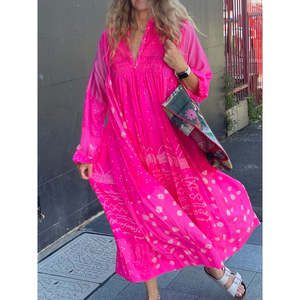 Vestido Jodhpur 46 Estilo Vintage de Seda con Estampado Bandhani, Cuello Redondo, Manga Larga, Silueta Túnica, Cintura Imperio, Tela de Chifón Translúcida - Product Image 4