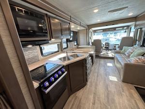 EN OFERTA: Autocaravana T-h-o-r F-r-e-e-d-o-m T-r-a-v-e-l-e-r A-3-2 usada del 2022, lista para la venta - Product Image 6