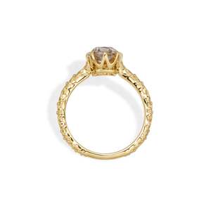 Anillo de compromiso Petite Old Mine Cushion Champagne con diamante cultivado en laboratorio de 1.32 ct L VS2 en oro amarillo de 14 quilates con detalles de lujo subtiles. - Product Image 2