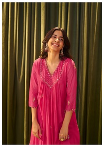 Collection de vêtements indiens pakistanais de qualité supérieure Coton Mal Chanderi Fantaisie Kurti Bas Dupatta Casual Party Wear au prix de gros - Product Image 3