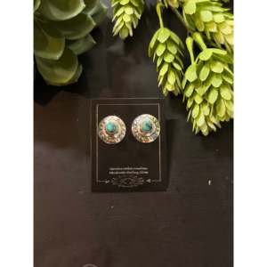 Boucles d'oreilles ethniques en turquoise de Kingman Navajo et argent sterling, à tige, avec serti géométrique - Product Image 1