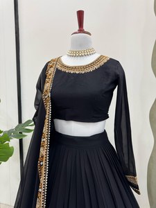 <span class=keywords><strong>2025</strong></span> lễ hội này làm cho ngày của bạn tỏa sáng với người nổi tiếng của chúng tôi lấy cảm hứng từ màu đen truyền thống ghaghra choli cho cô dâu đặc biệt - Product Image 6