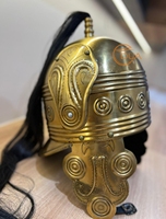 Casque de cavalerie en laiton de style ancien avec plume en crin de cheval noir, protège-oreilles décoratifs, armure de présentation et de costume