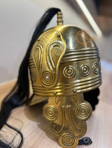 Casque de cavalerie en laiton de style ancien avec plume en crin de cheval noir, protège-oreilles décoratifs, armure de présentation et de costume - Product Image 2
