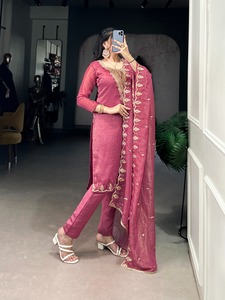 Vente chaude argent gloire paillettes et fil broderie travail Kurti pantalon et Dupatta femme fabricant de mode de Surat - Product Image 3