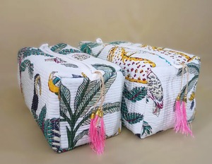 Bolsa de Aseo de Algodón Acolchada con Estampado de Bloques, Bolsa de Cosméticos Hecha a Mano, Bolsa de Viaje para Maquillaje con Estampado de Bloques - Product Image 5