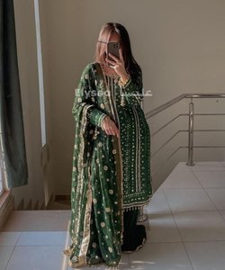 Explorez des vêtements indiens et pakistanais avec des motifs à col rond. Choisissez parmi une variété de robes de bal élégantes pour votre magasin - Product Image 6