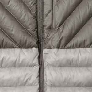 Chaqueta de Invierno Acolchada Personalizada para Hombre, con Cuello Alto, Logotipo Impreso en la Parte Delantera, Bolsillos y Estilo Urbano - Product Image 3