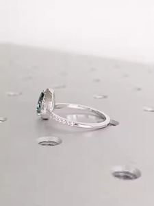 Anillo de compromiso de diamante cultivado en laboratorio original de 14K, solitario de corte de pera con alternativa de diamante VVS y halo de boda - Product Image 6