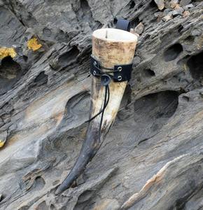 Corne à boire gravée à la main avec bord en laiton ou pointe en spirale Option de coupe Stand personnalisé Koi disponible. - Product Image 2