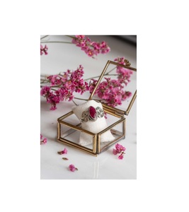 Atractivo joyero de metal y vidrio con un diseño floral en relieve único y acabado antiguo ideal para el almacenamiento de joyas de primera calidad - Product Image 3