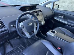 Toyota Prius v SUV 2015 d'occasion en excellent état, conduite à gauche, sièges en cuir, transmission automatique, toit ouvrant panoramique, pneus R18, phares à LED - Product Image 3
