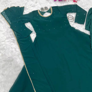 Hermoso Vestido de Piel Sintética con Dupatta y Pantalones para Fiestas, Materiales Reciclados en Stock por FABZONE - Product Image 1