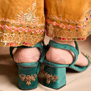 Sandalias de Tacón Antideslizantes Hechas a Mano en Pakistán, de Primera Calidad, con Suela de Cuero Genuino y Parte Superior de Terciopelo, Venta en Línea - Product Image 3