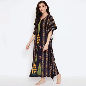 Slim Fit Poliéster Crape Cuello redondo con lazo Rayas ornamentales negras Maxi Longitud Kaftan - Product Image 3