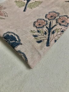 Tela de Algodón Estampada a Mano con Base Natural, con Diseño Floral Pastel Buti, Textil Tradicional Indio - Product Image 4