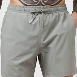 Pantalones cortos de correr de secado rápido para hombres, ligeros y flexibles, diseñados para un máximo rendimiento durante actividades deportivas y de fitness - Product Image 5