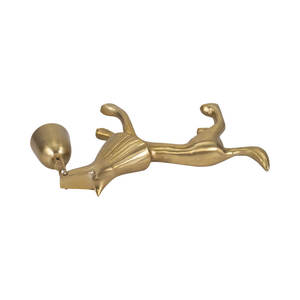 Vente en gros de sculpture de chien en métal avec cloche dans la bouche, ornement artisanal en métal plaqué or de style unique pour la décoration de table d'hôtel à la maison - Product Image 2