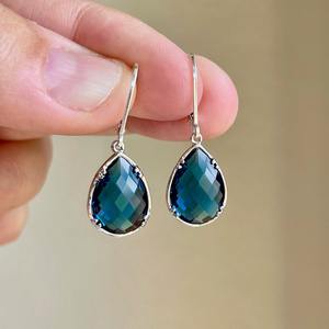 Boucles d'oreilles simples en quartz saphir bleu marine élégantes 22 mm à fermoir à levier en argent sterling 925 Pierre de naissance de septembre Poise - Product Image 1
