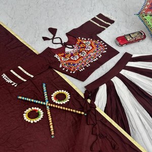 Gamathi Work Lehenga Choli traditionnel en pur coton avec toile évasée de 6 mètres Lehenga avec coton assorti Dupatta - Product Image 3