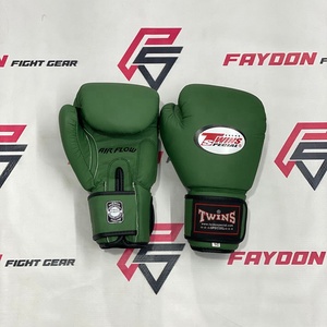 Gants de boxe Muay Thai personnalisés OEM Twins en cuir de vache véritable vert mat, gants de sparring professionnels MMA - Product Image 1