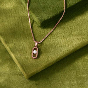 Collier pendentif en or Pearl Whisper pour femmes - Product Image 1
