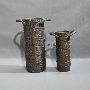 Vase en métal simple avec éléments de design moderne idéal pour ajouter une touche de sophistication minimaliste à toute maison ou bureau - Product Image 3