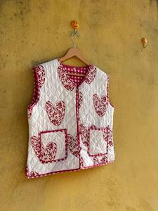 Gilet matelassé à cœur rouge fait à la main |   Veste sans manches en coton pour femmes |   Gilet blanc bohème - Product Image 5