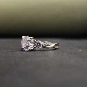 แหวนหมั้นสามเม็ดทรงสวยทันสมัย ได้รับการรับรองจาก IGI ผลิตจากสแตนเลสสตีลชุบเงินแท้ 925 ประดับด้วยมอสซาไนต์สังเคราะห์ - Product Image 4