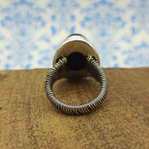 Bague en argent artisanale de Bohème avec cabochon diamant onyx noir vente chaude bijoux naturels avec fil de perle enroulé - Product Image 3