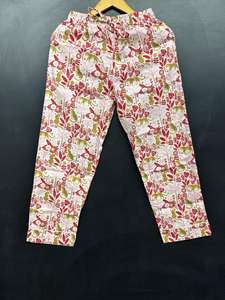 Ensemble de pyjamas en coton pour femmes, col en V floral, taille élastique, décontracté |   Designs modernes et confortables, légers et respirants, logo frontal - Product Image 5