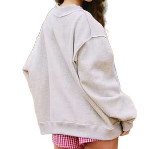 Sudadera Oversize de Cuello Alto para Mujer, Blanca y Roja, con Hombros Caídos y Manga Larga, Estilo Trackstar, OEM, Marca Privada - Product Image 2
